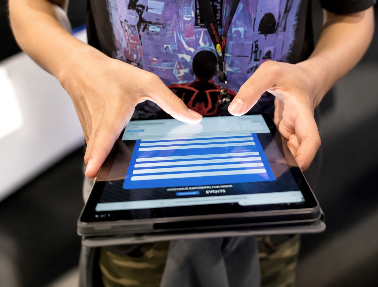 Promotor gerenciando a fila digital em um tablet durante evento